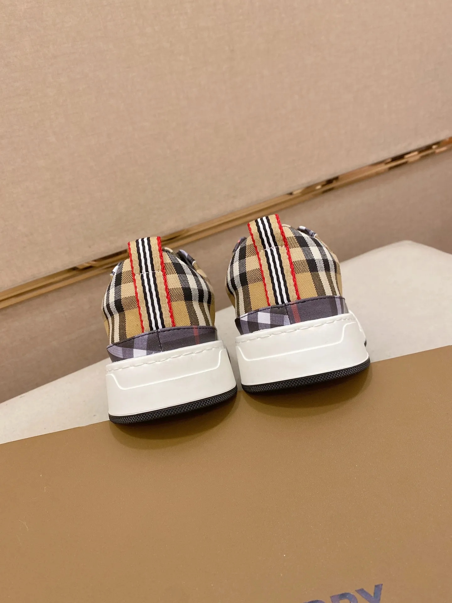 Men's shoes 💰: 420💰🇮🇹🇮🇹BURBERRY's top purchasing agents are available simultaneously at the counter. 🔍🔍On sale at the same time. Positive code number: 38-44 Italian imported first-layer cowhide with fabric. Fully imported sheepskin lining, sole: the original sole is specially provided by the original factory, the exclusive movable molded sole is super comfortable, the original factory follows the order, 🔍🔍high quality, you can go in and out of the counter at will, welcome to compare. Can be customized. 45 non-refundable